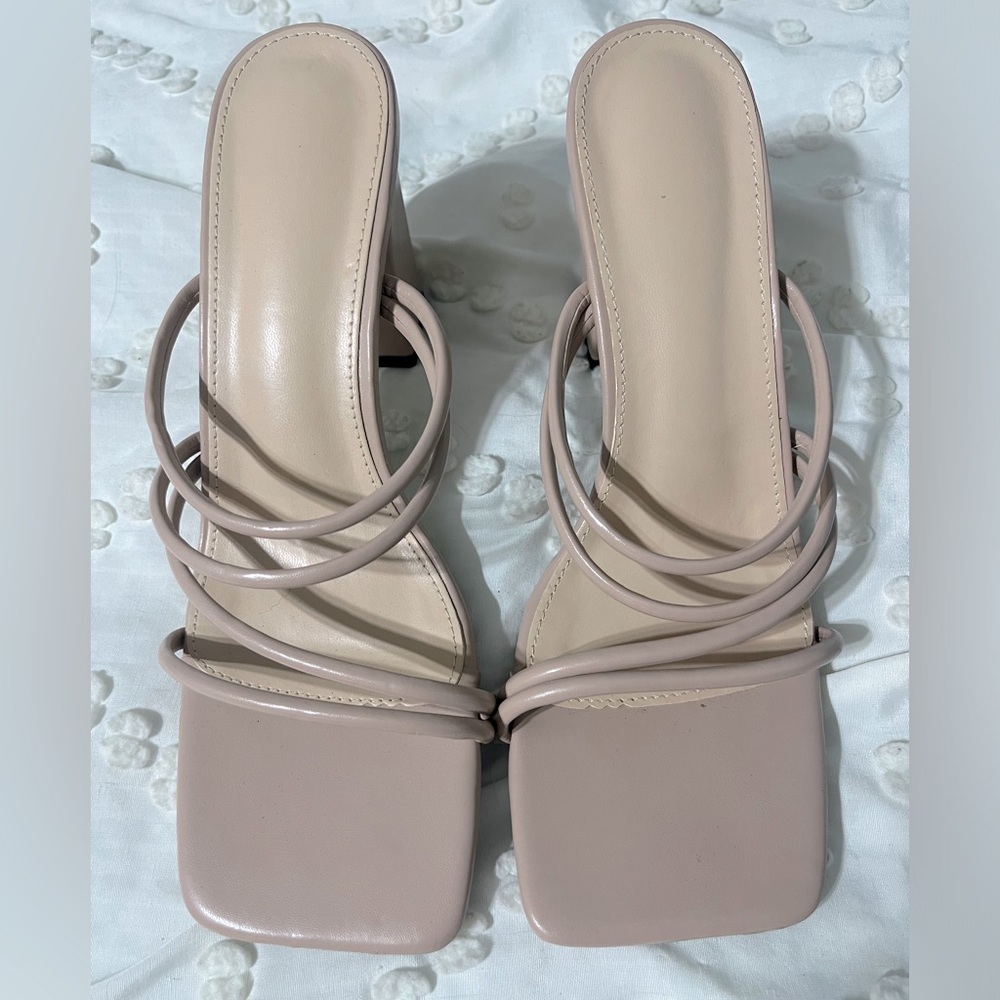 Nude strap heals